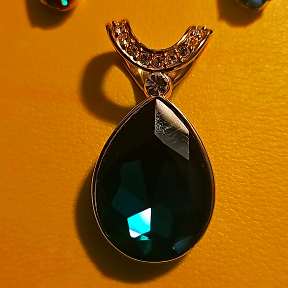 Green Emerald Rhinestone Pendant/Necklace w/Matching Earrings (Pierce Post) - Picture 2 of 5